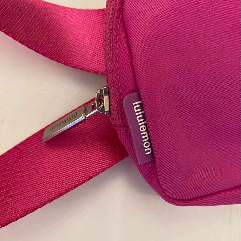 Lululemon || Everywhere Belt Bag 1L Sonic‎ Pink - Picture 2 of 10